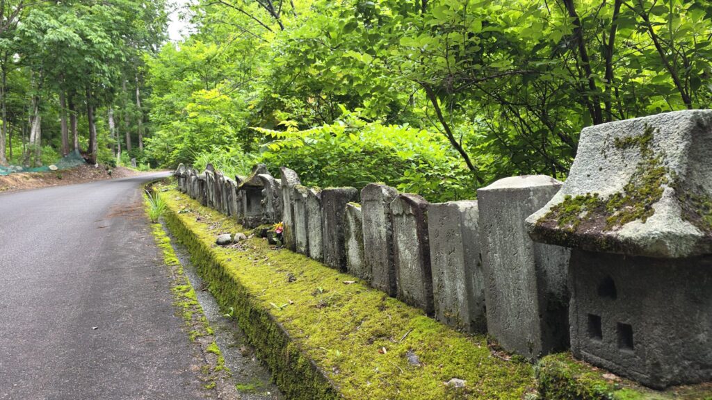 秋山郷の林道で見つけた並んだ古い石碑