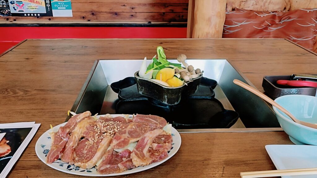 長野県岡谷市・焼肉縁結の義経鍋に盛られた野菜とジンギスカン