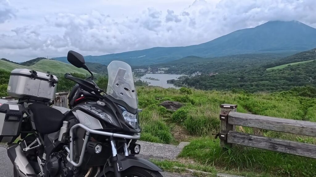長野県ビーナスライン白樺湖展望台でホンダ400Xと白樺湖が移った写真