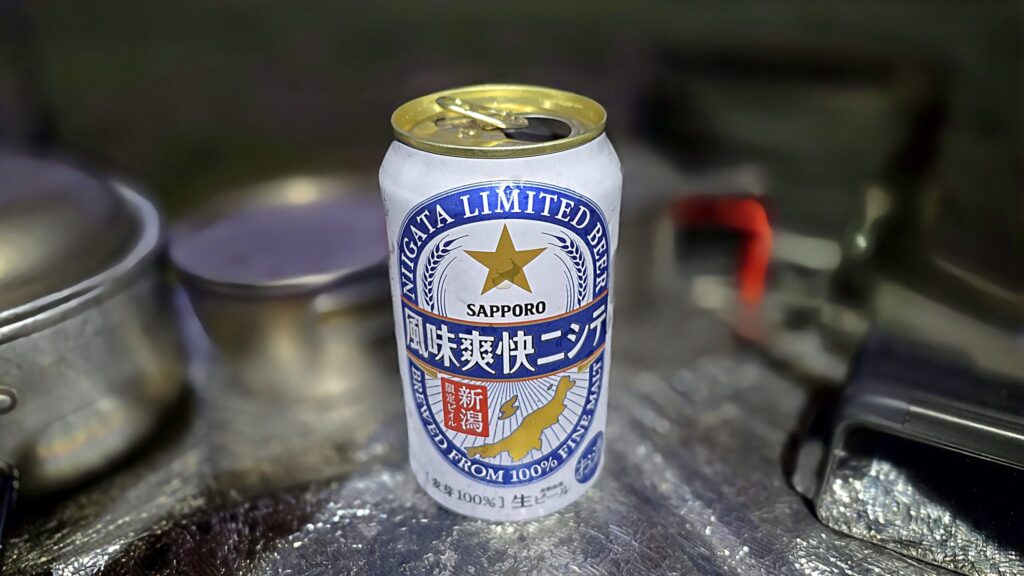 長野県栄村のよさの里キャンプ場での夕食。新潟限定「風味爽快ニシテ」