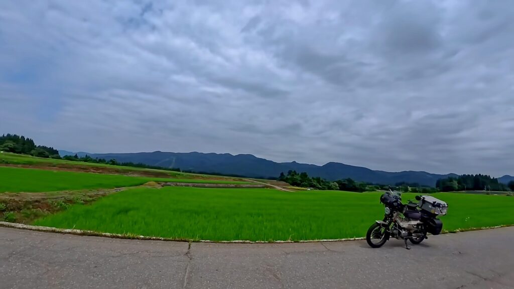 新潟県津南町に広がる田園風景とハンターカブ