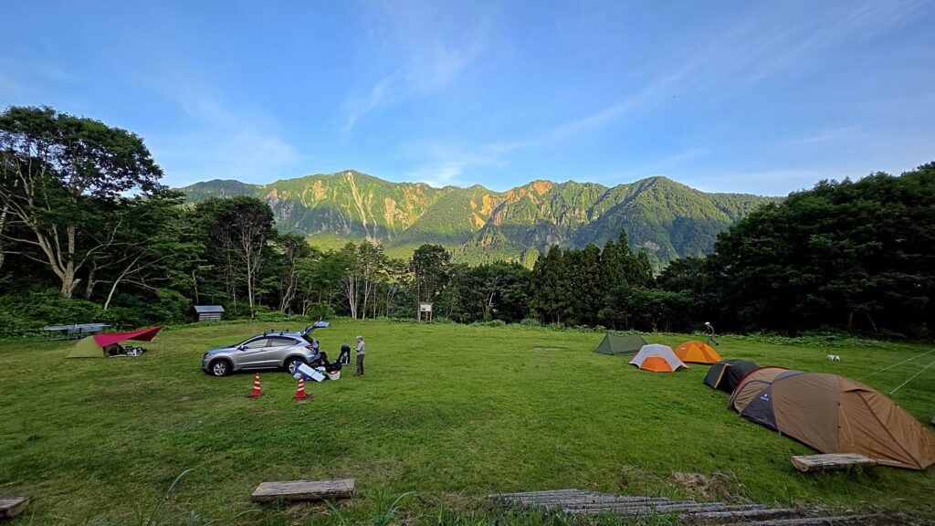 長野県栄村のよさの里キャンプ場の朝。鳥甲山に朝陽が当たる様子