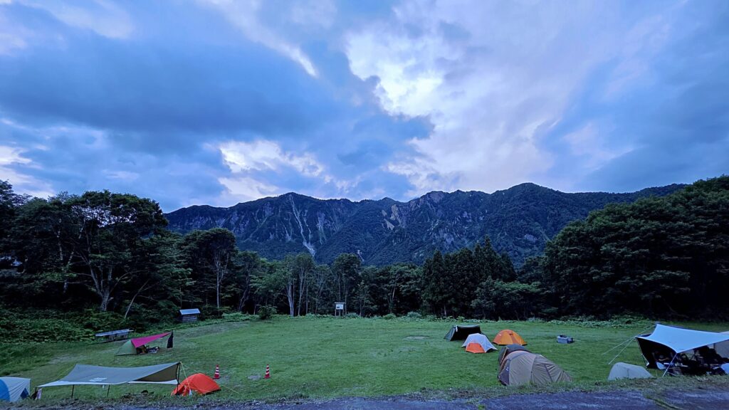 長野県栄村のよさの里キャンプ場夕方のフリーサイト