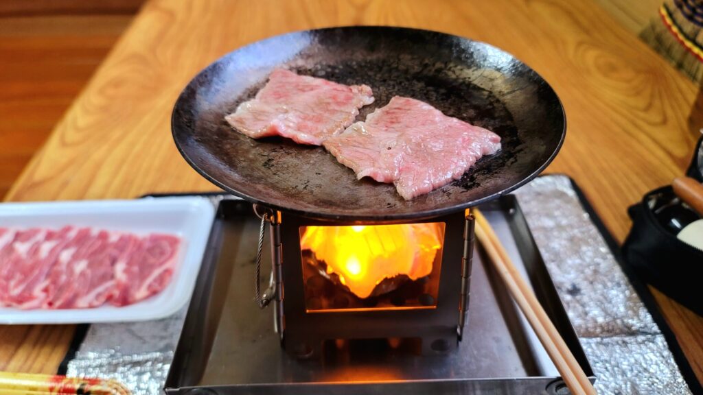TAKIBISM タキビズム フライパンディッシュでお肉を焼いている様子