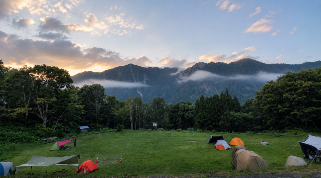 長野県栄村秋山郷のよさの里キャンプ場の朝、鳥甲山の絶景
