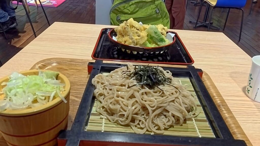 道の駅草津運動茶屋公園お食事処しゃくなげ亭のマイタケ天とざるそば