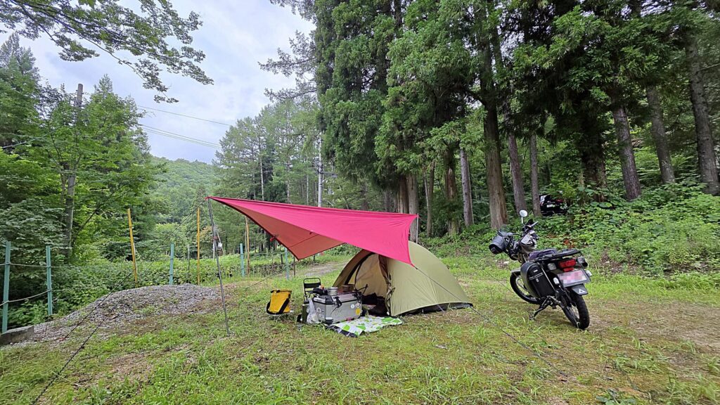 長野県大町市青木湖キャンプ場のバイクサイトにテントを張った様子