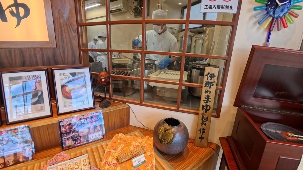 長野県伊那市の越後屋菓子店の伊那のまゆを職人が作っている様子