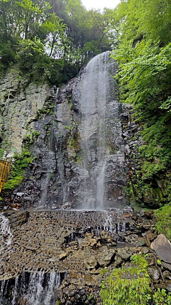長野・清滝の流れ落ちる景色