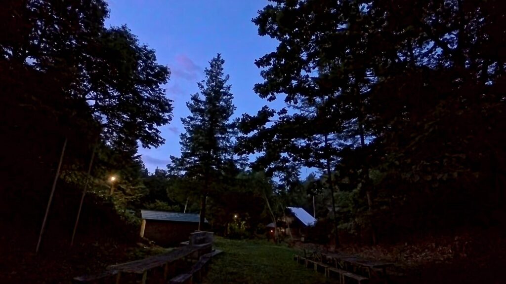 長野・おんたけ休暇村キャンプ場の夜明けの様子