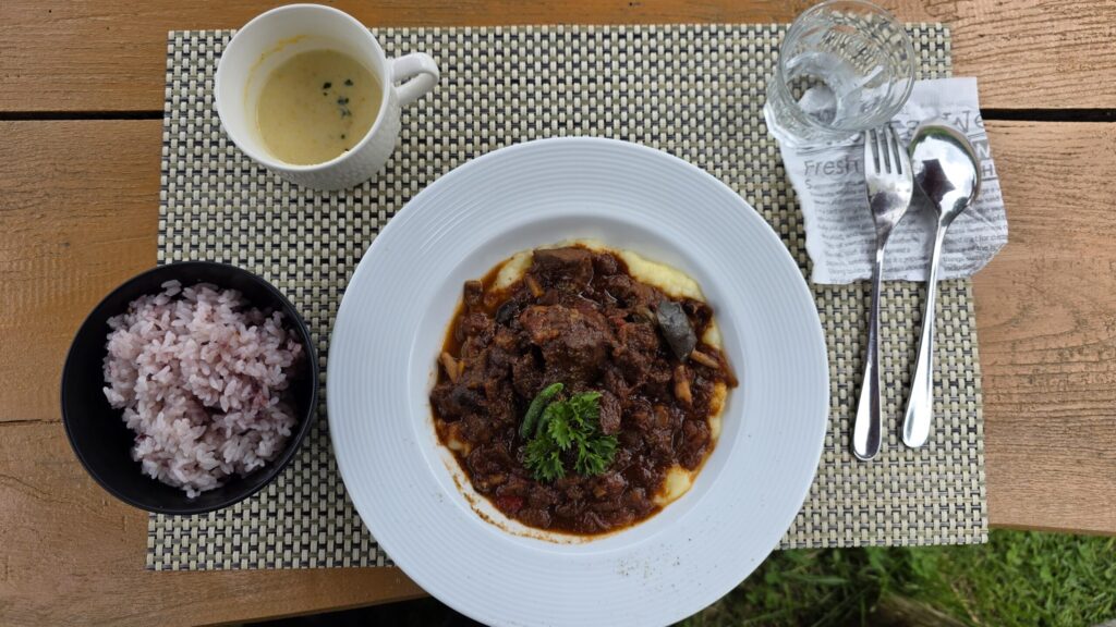 長野県大町市カフェラビットの鹿肉の煮込み