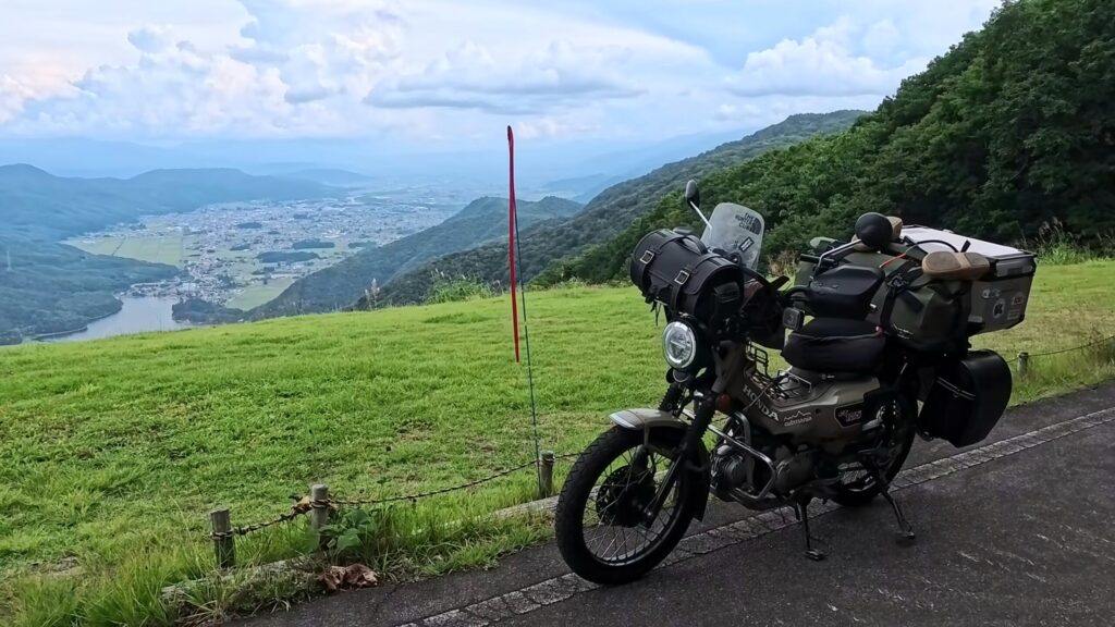 長野県大町市小熊山パラグライダーからの木崎湖の眺めとハンターカブ