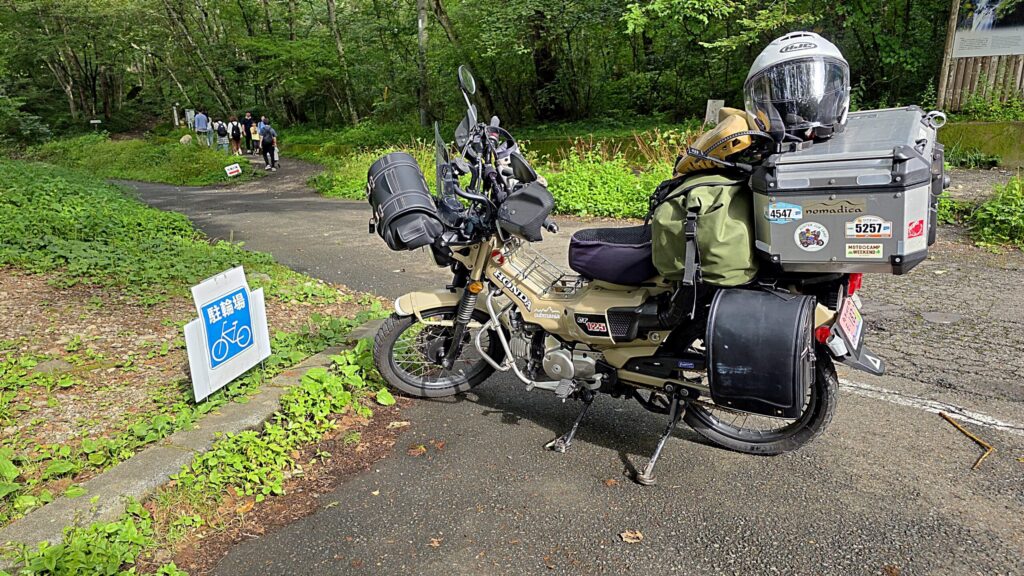 山梨県北杜市にある吐竜の滝の駐輪場に停まっているハンターカブ