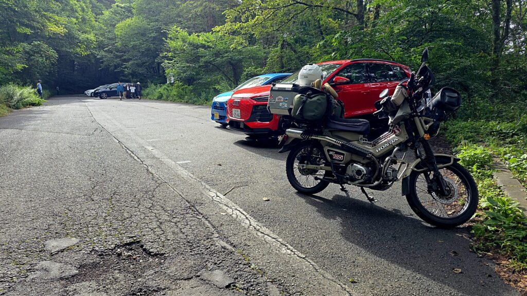 山梨県北杜市の吐竜の滝の駐車場の全体が写った様子