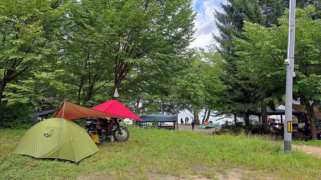 雨に備えて、ハンターカブをタープの下に避難