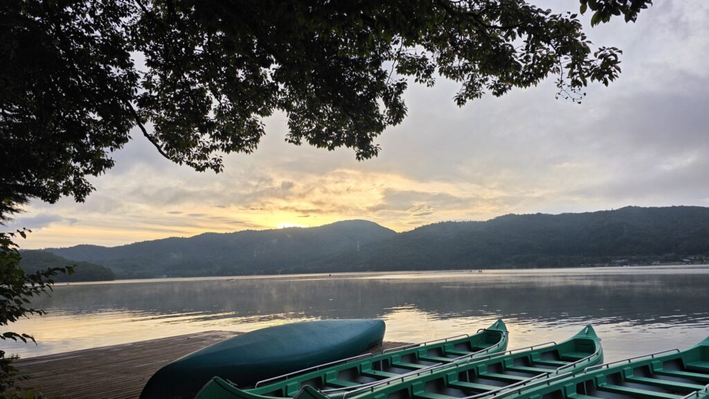 長野県大町市。青木湖キャンプ場の青木湖の夜明けの様子