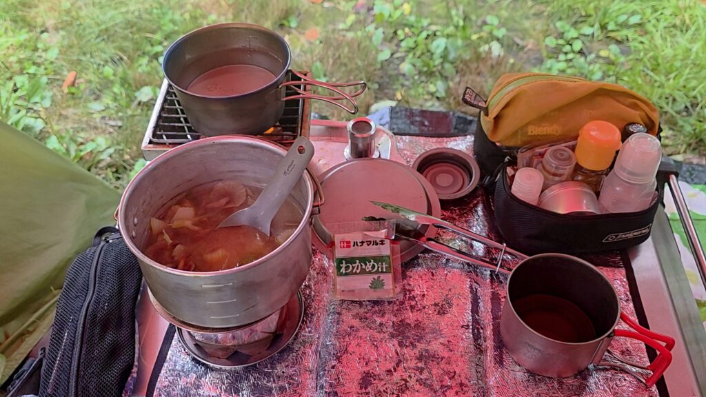 青木湖キャンプ場での朝食の様子。なめこ汁とコーヒーセットがテーブルに並ぶ