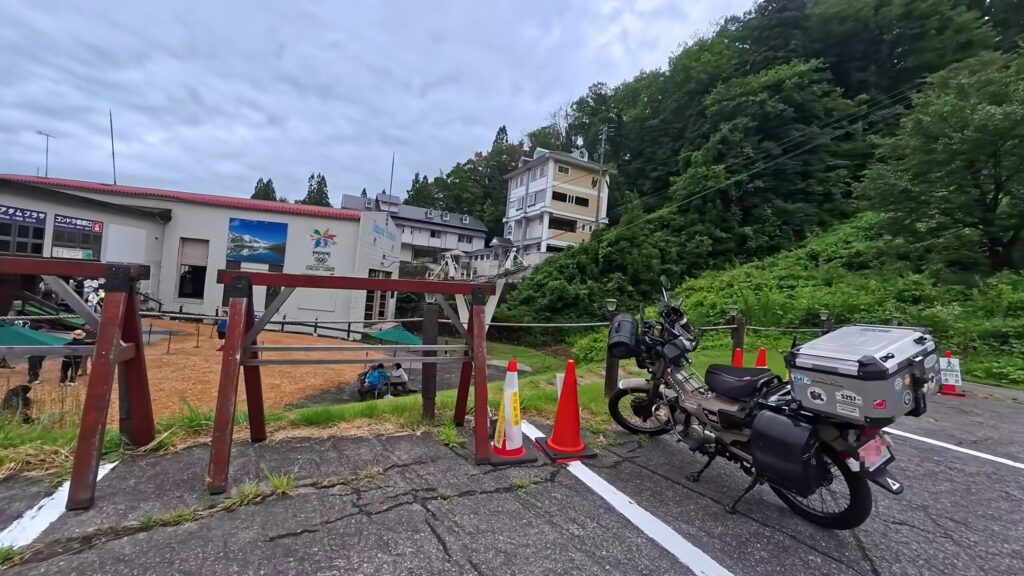 八方尾根ゴンドラチケット売り場横の駐車場に停まっているハンターカブ