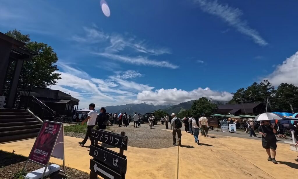 白馬岩岳マウンテンリゾートの頂上が混雑している様子