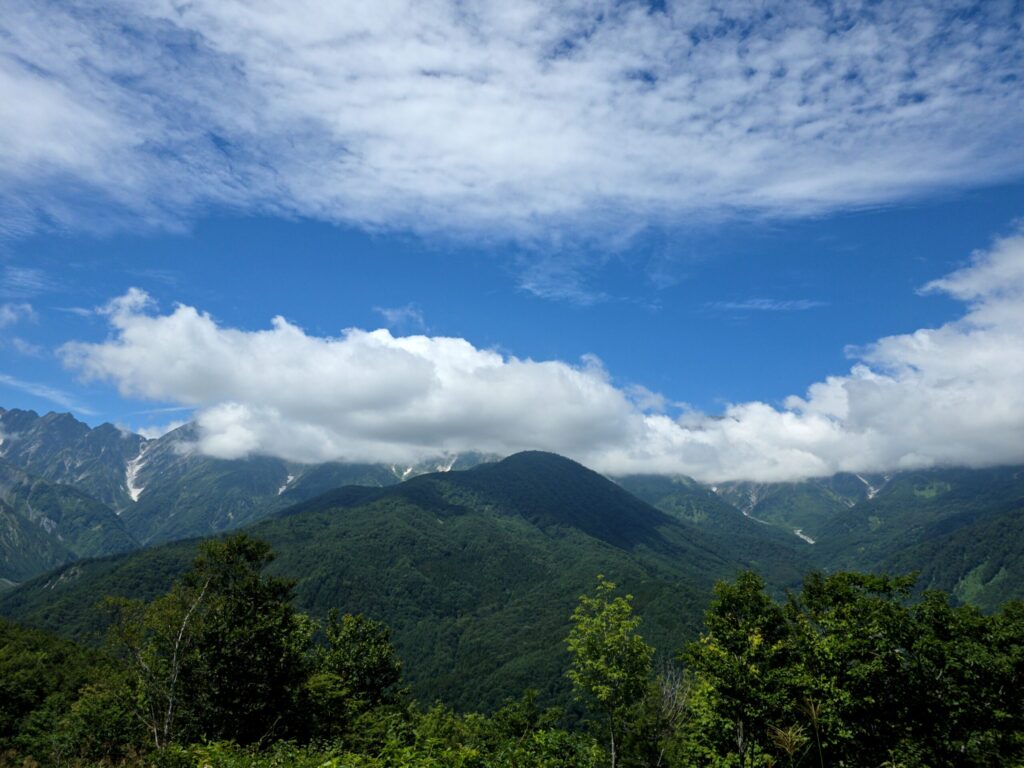 雲に隠れている北アルプス