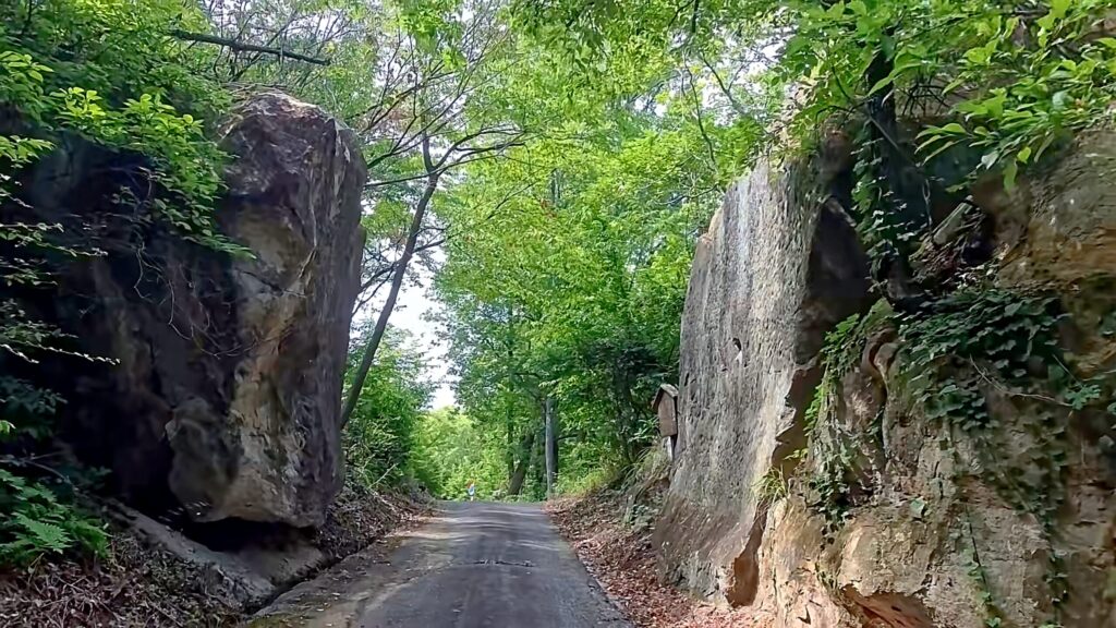 長野県麻績村の小切通