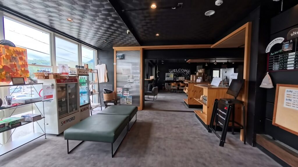 UNPLAN Village Hakubaの中の様子、カフェ、宿泊施設受付が一体都内居ている