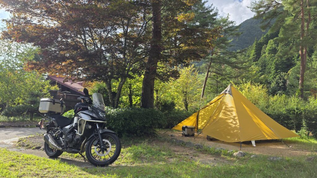 岐阜県・奥飛騨温泉郷オートキャンプ場。バイクサイトでテントとホンダ400X