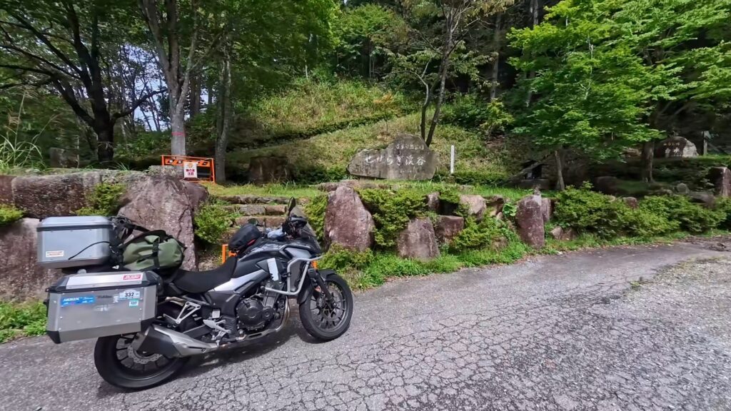 岐阜県西ウレ峠の分水嶺石碑とホンダ400X 