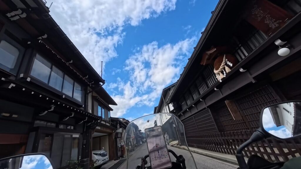 飛騨古川の落ち着いたレトロな街角を走る400X 