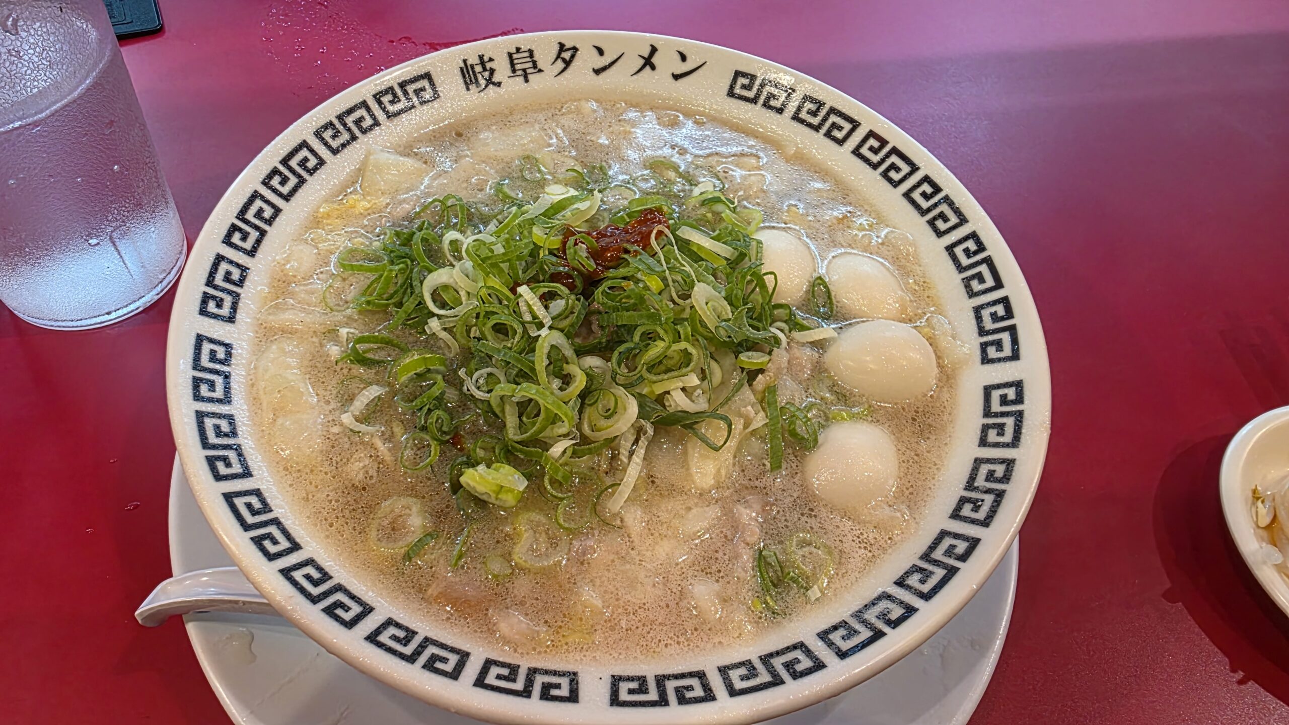 本場の岐阜タンメンにうずらの卵とネギをトッピング