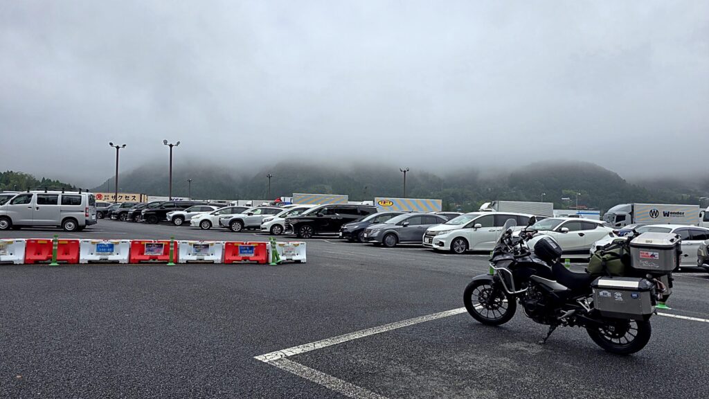 談合坂サービスエリアの駐輪場に停まるホンダ400X 