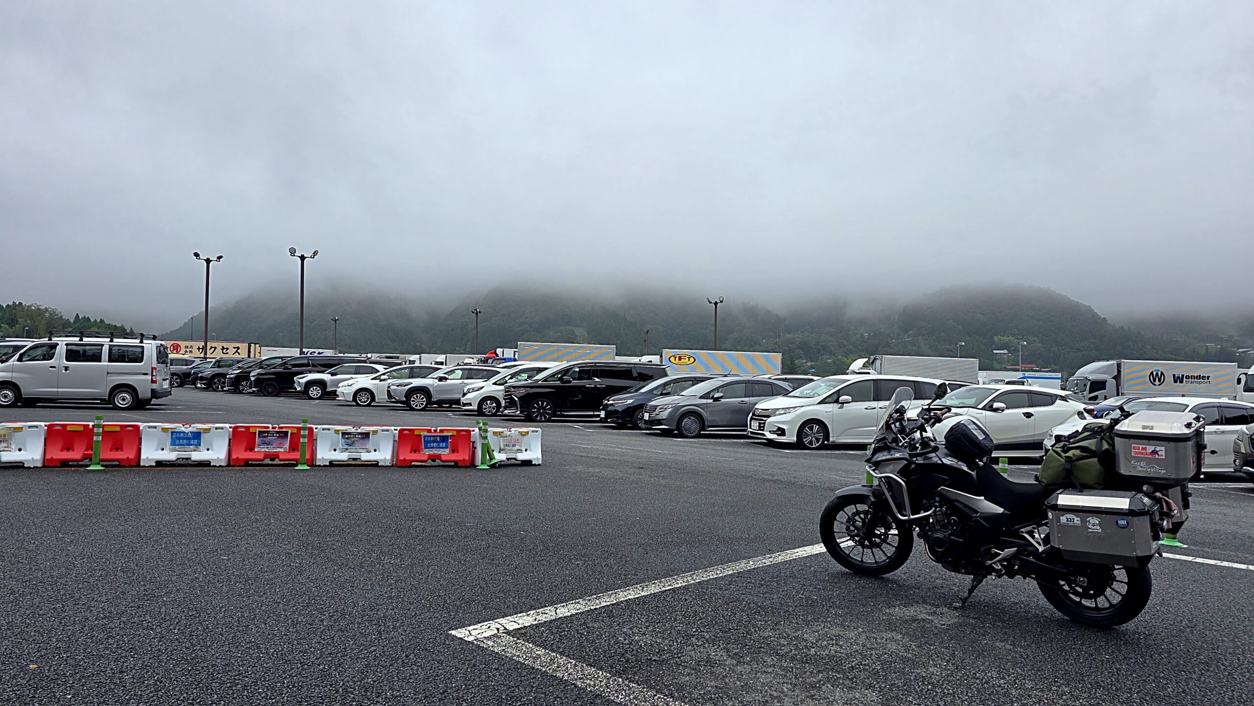 談合坂サービスエリアの駐輪場に停まるホンダ400X