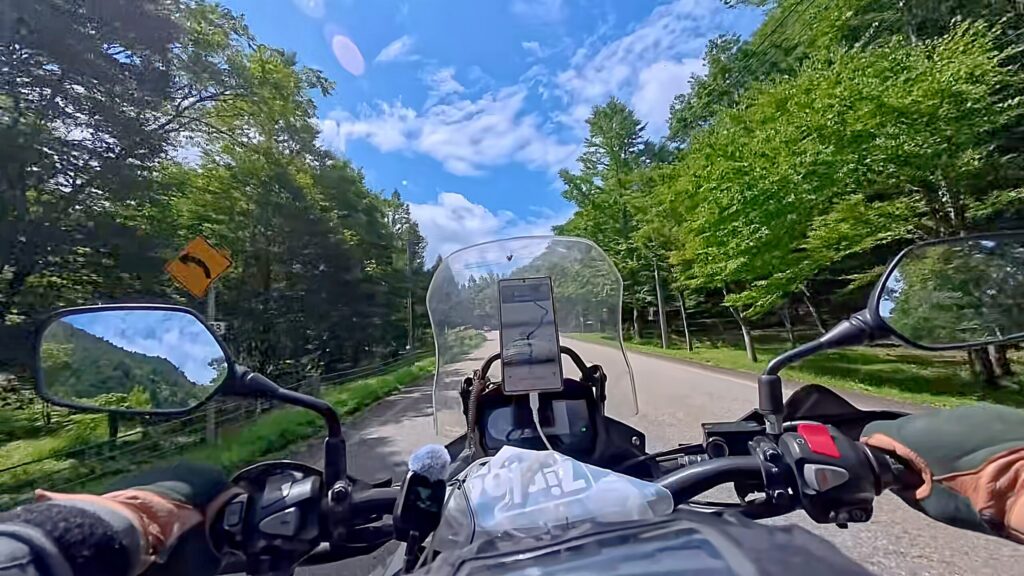 岐阜県せせらぎ街道をホンダ400Xで走行している様子